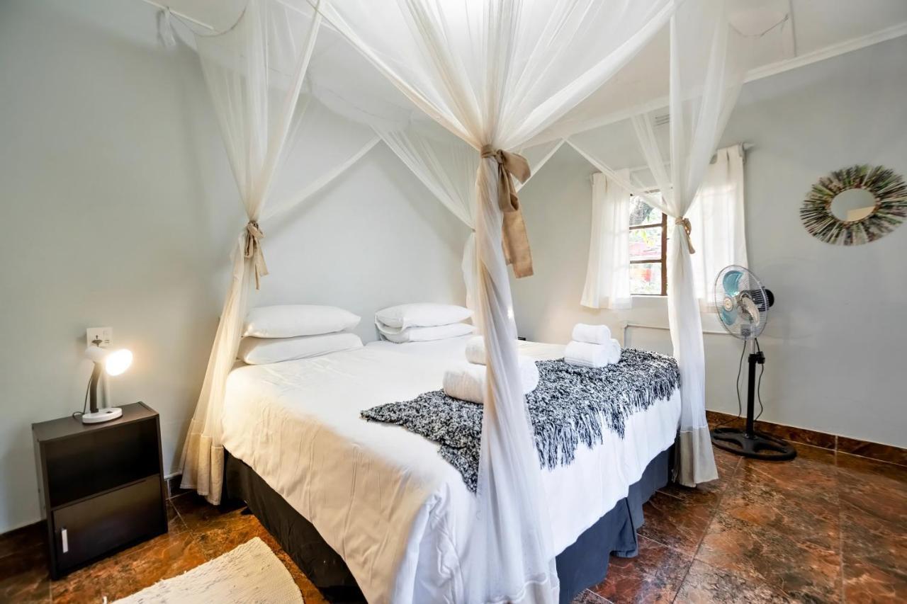 Shoestrings Backpackers Lodge Vic Falls Водопад Виктория Экстерьер фото