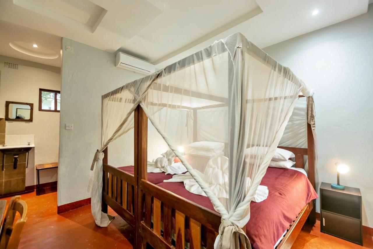 Shoestrings Backpackers Lodge Vic Falls Водопад Виктория Экстерьер фото
